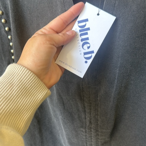 New studded cinch bottom top - Picture 7 of 7